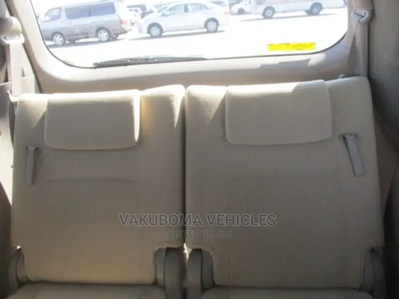 Toyota ISIS 2004 Gold