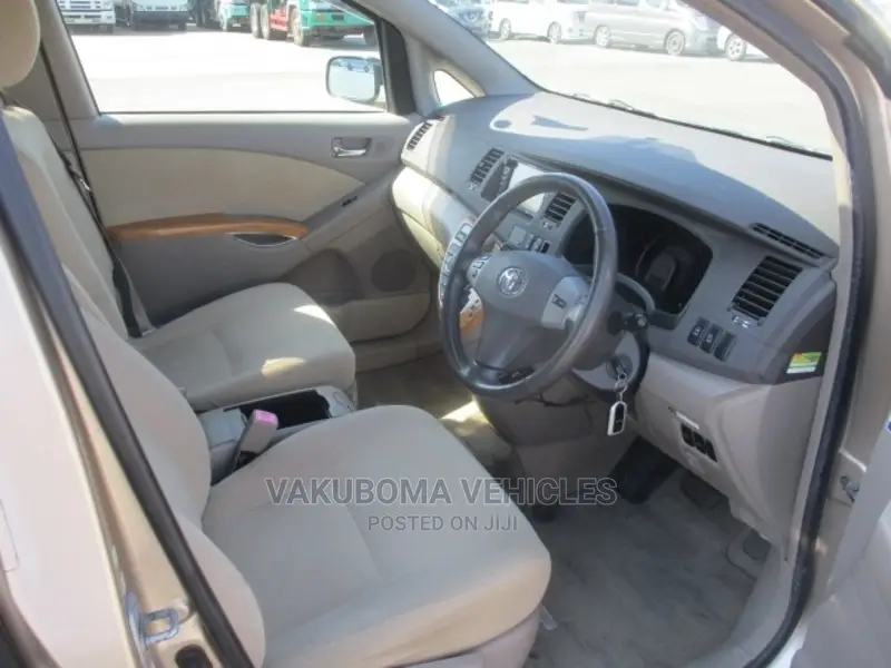 Toyota ISIS 2004 Gold