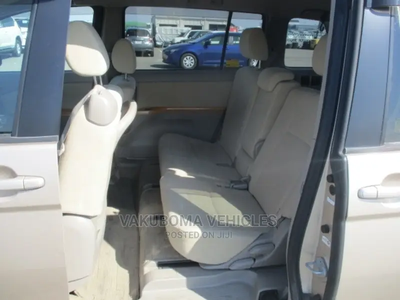Toyota ISIS 2004 Gold