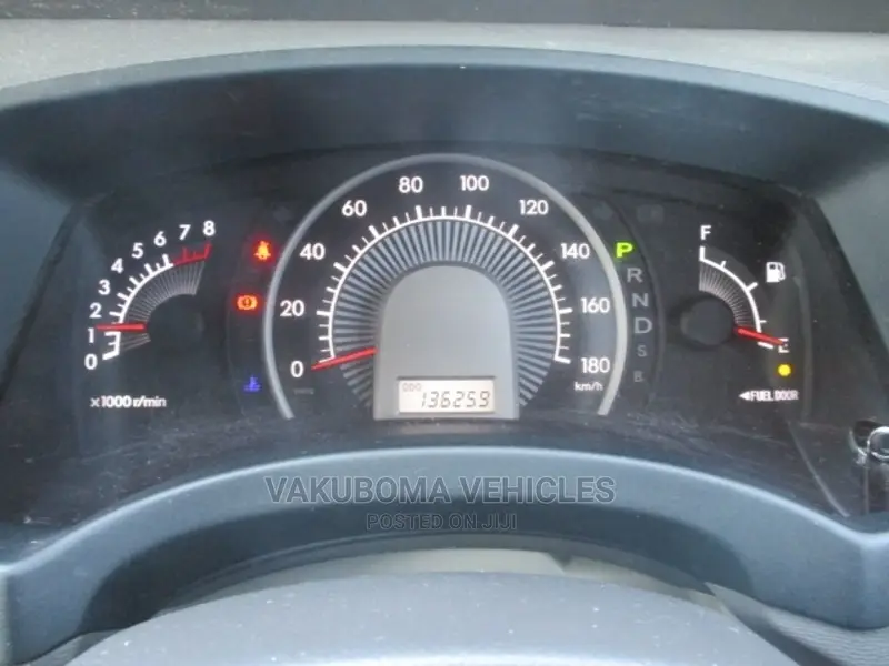 Toyota ISIS 2004 Gold