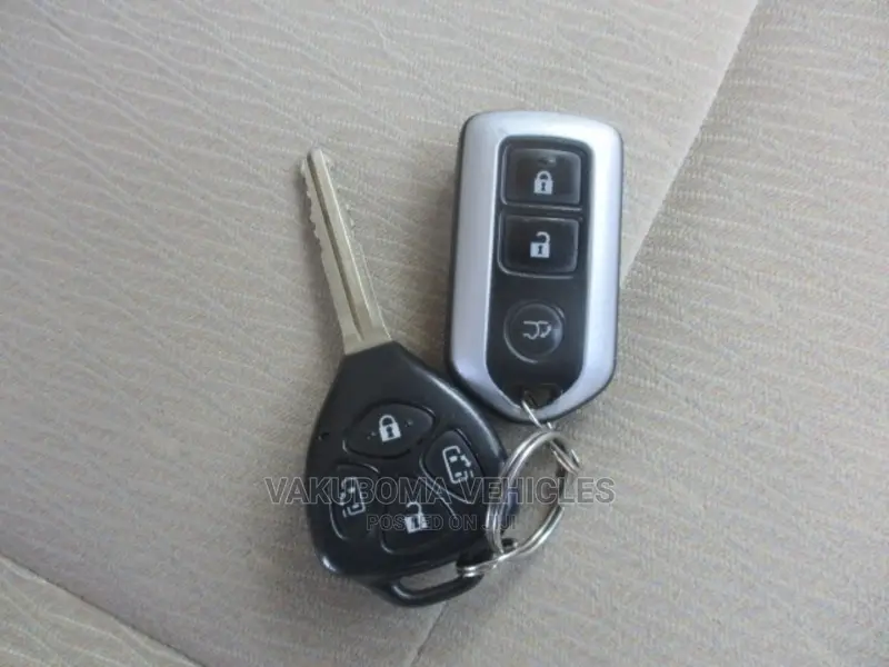Toyota ISIS 2004 Gold