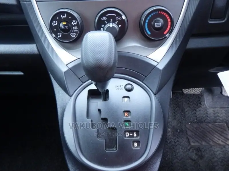 Toyota Ractis 2011 Blue
