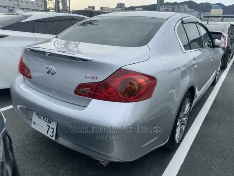 Nissan Skyline 2013 Silver