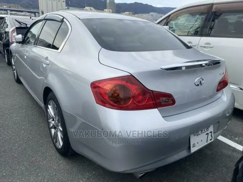 Nissan Skyline 2013 Silver