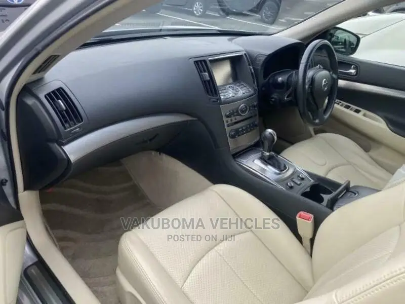 Nissan Skyline 2013 Silver
