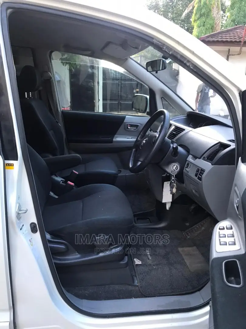 Toyota Noah 2005 White