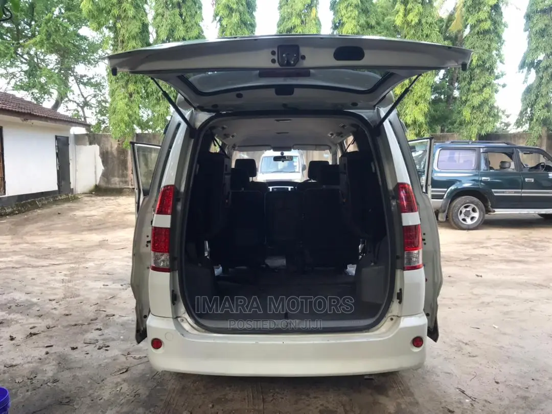 Toyota Noah 2005 White