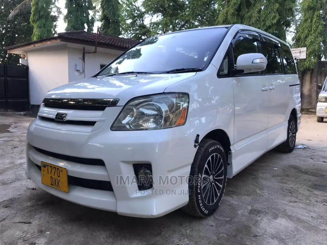 Toyota Noah 2005 White