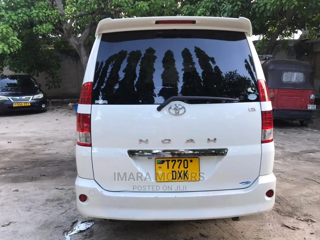 Toyota Noah 2005 White