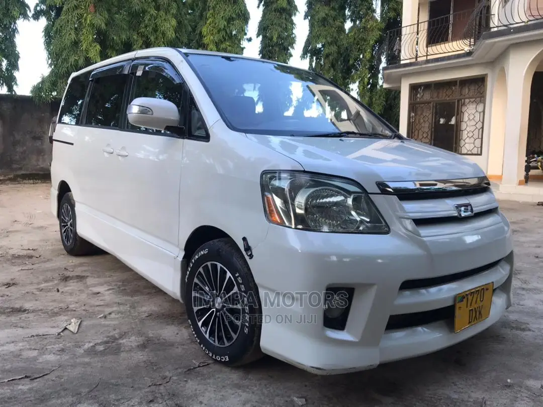Toyota Noah 2005 White