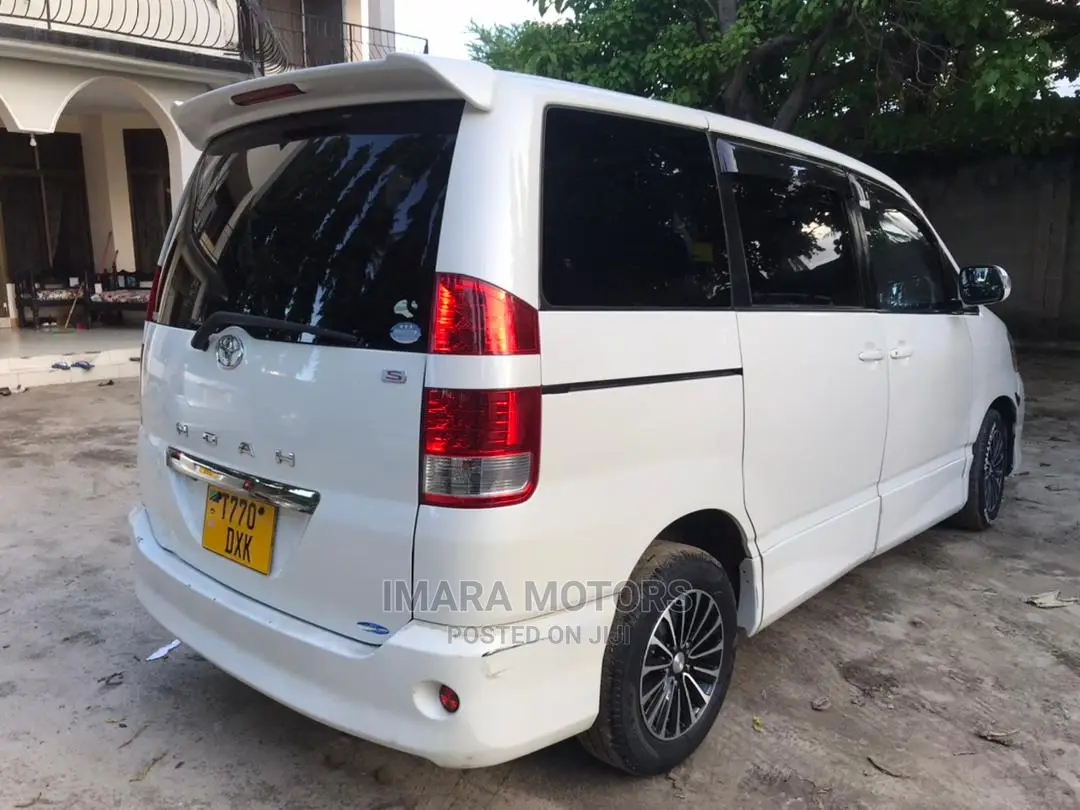 Toyota Noah 2005 White