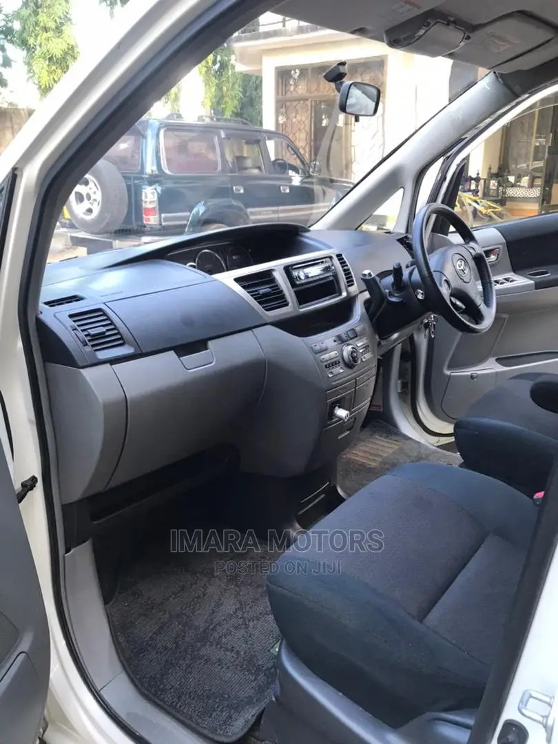 Toyota Noah 2005 White