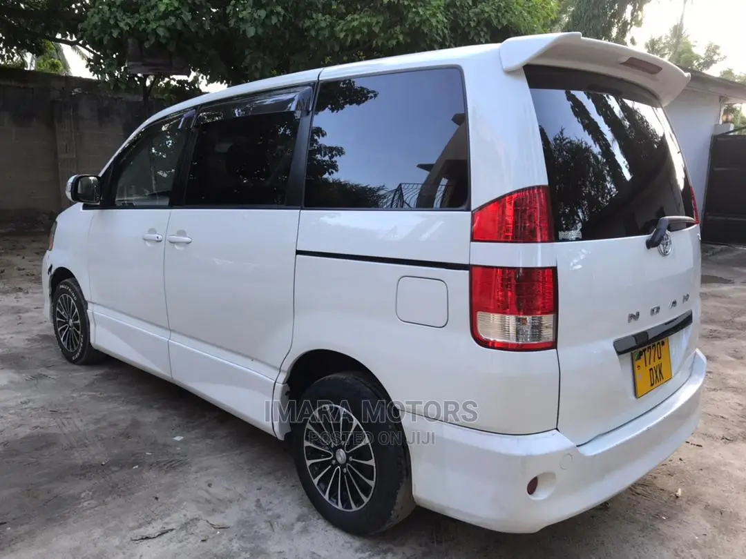Toyota Noah 2005 White