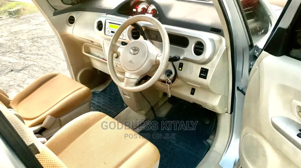 Toyota Porte 2005 Silver