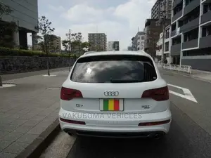 Audi Q7 2012 Pearl