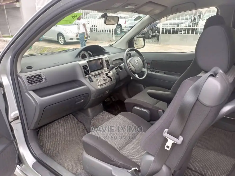 Toyota Raum 2007 Silver