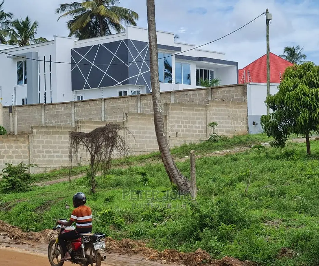 Kiwanja Kikubwa Karibu Na Lami