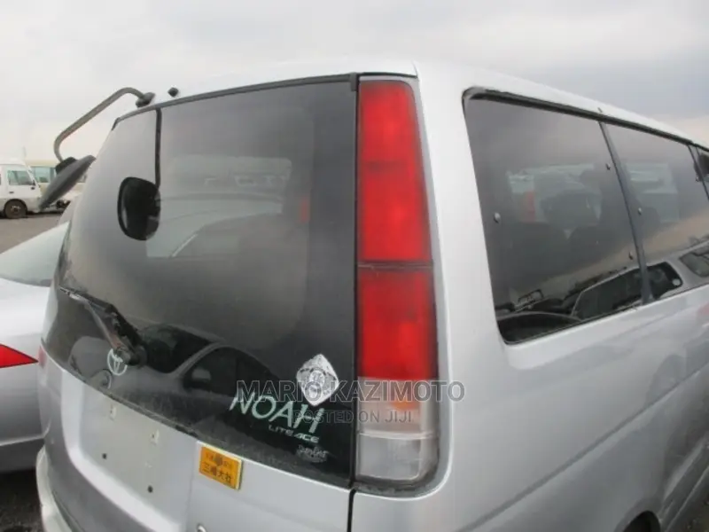 Toyota Noah 2.0 FWD (8 Seater) 2001 Silver