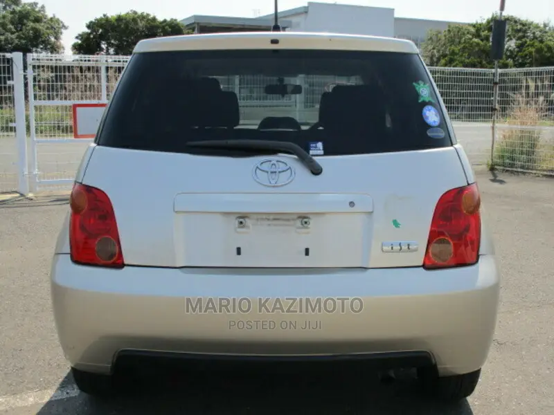 Toyota IST 2004 Gold