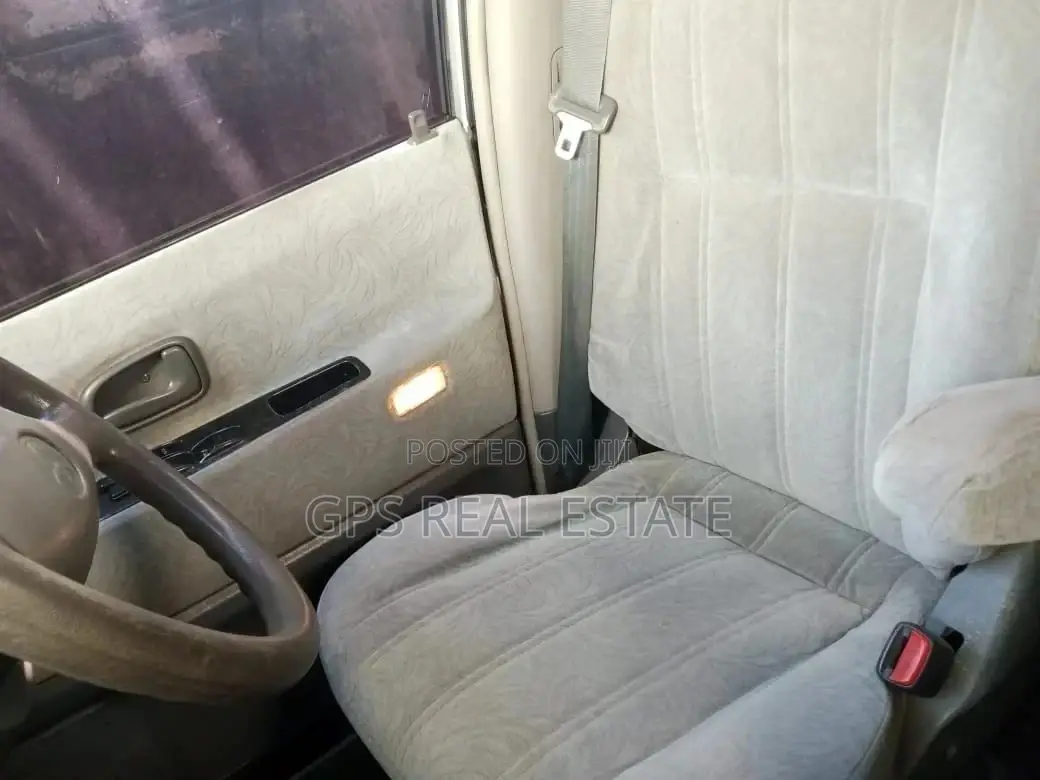 Toyota Noah 2.0 AWD (8 Seater) 2001 Silver
