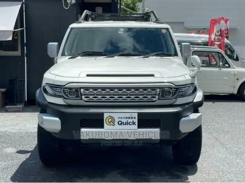 Toyota FJ Cruiser 2011 White