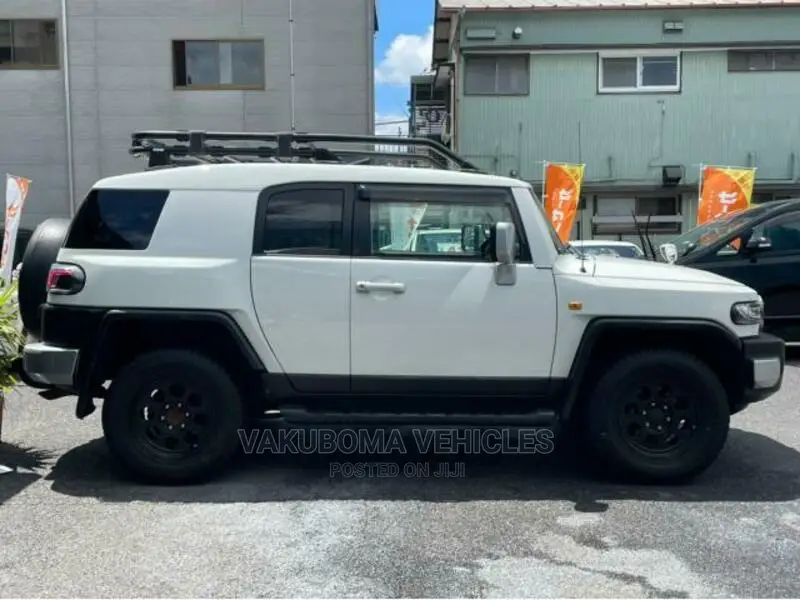 Toyota FJ Cruiser 2011 White