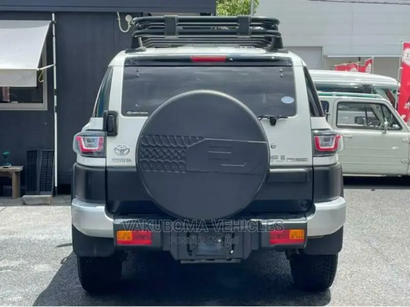 Toyota FJ Cruiser 2011 White