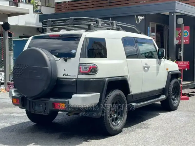 Toyota FJ Cruiser 2011 White