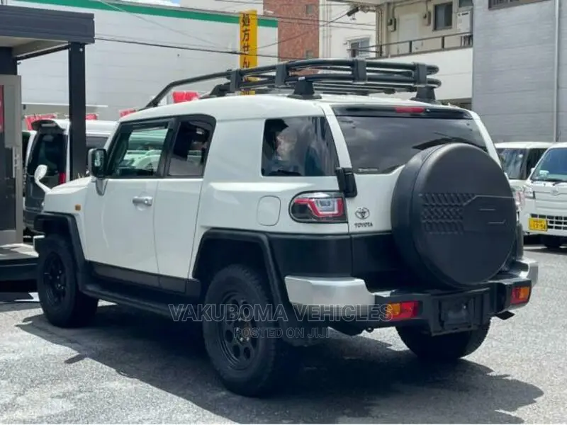 Toyota FJ Cruiser 2011 White
