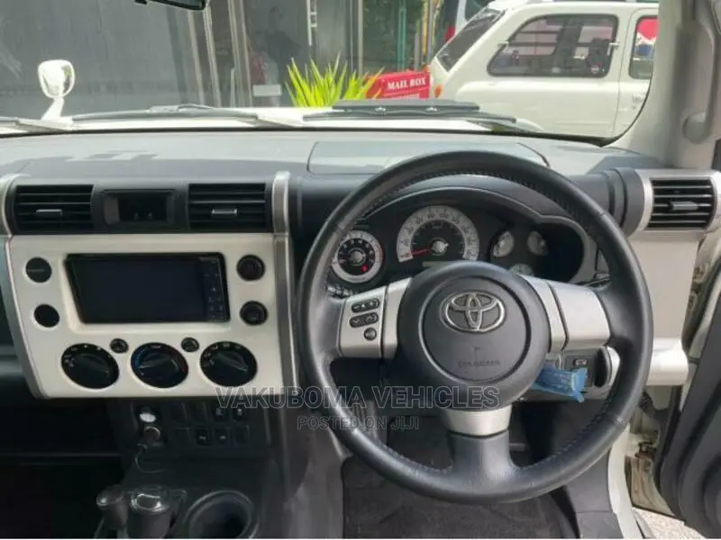 Toyota FJ Cruiser 2011 White