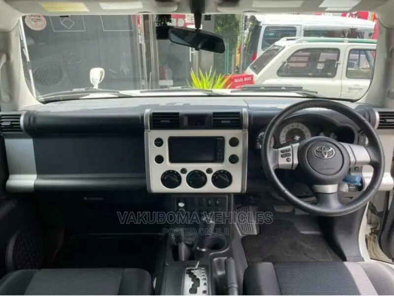 Toyota FJ Cruiser 2011 White