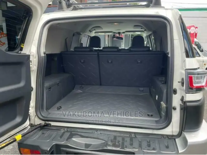 Toyota FJ Cruiser 2011 White