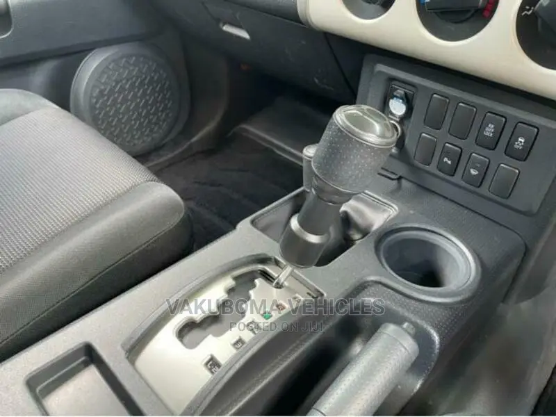 Toyota FJ Cruiser 2011 White