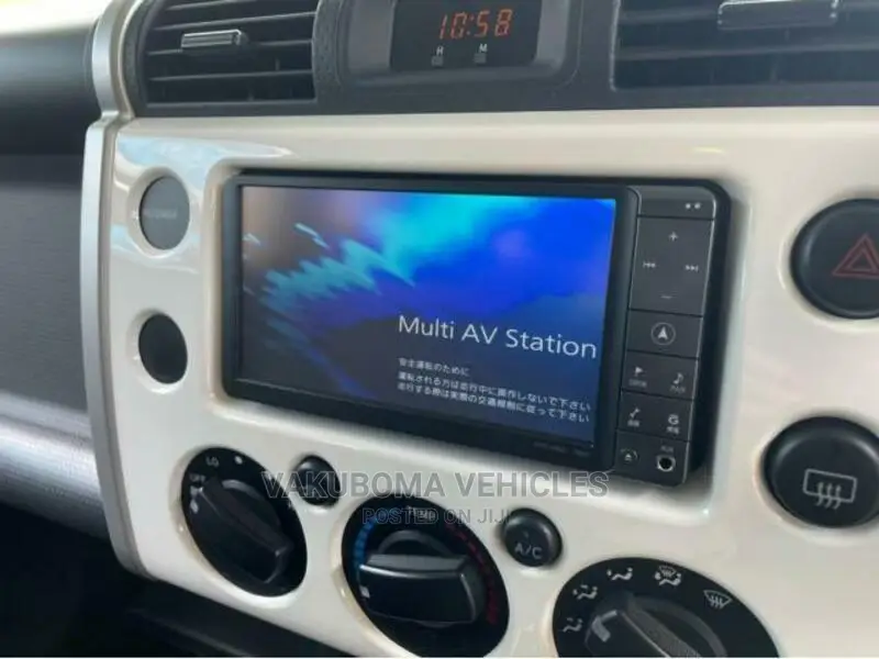 Toyota FJ Cruiser 2011 White