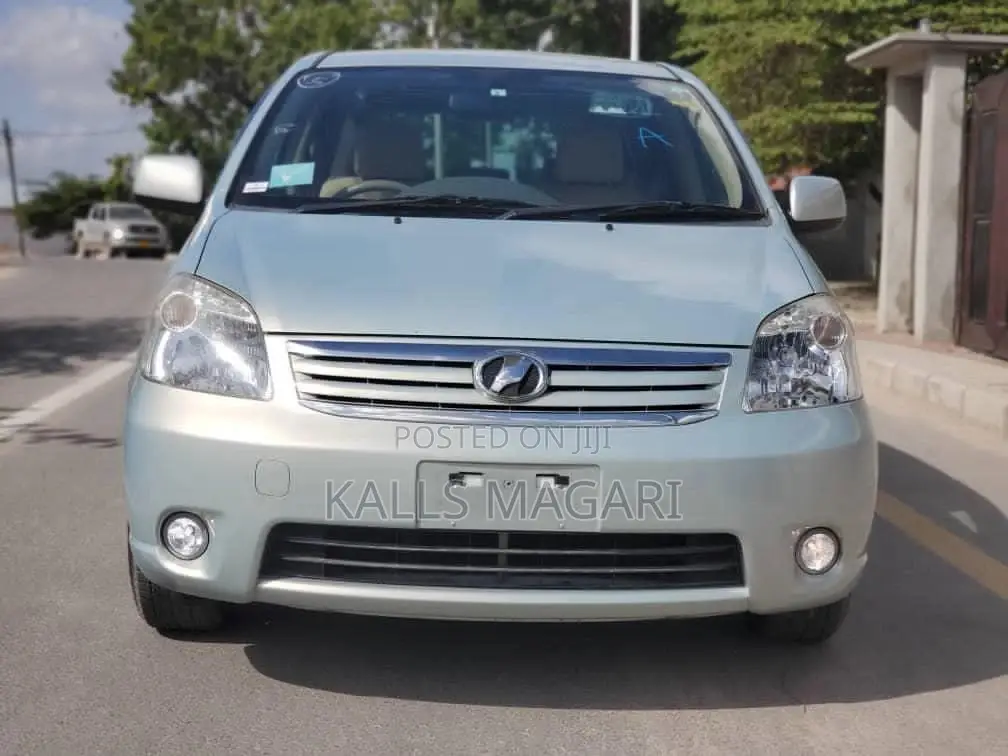 Toyota Raum 2004 Silver