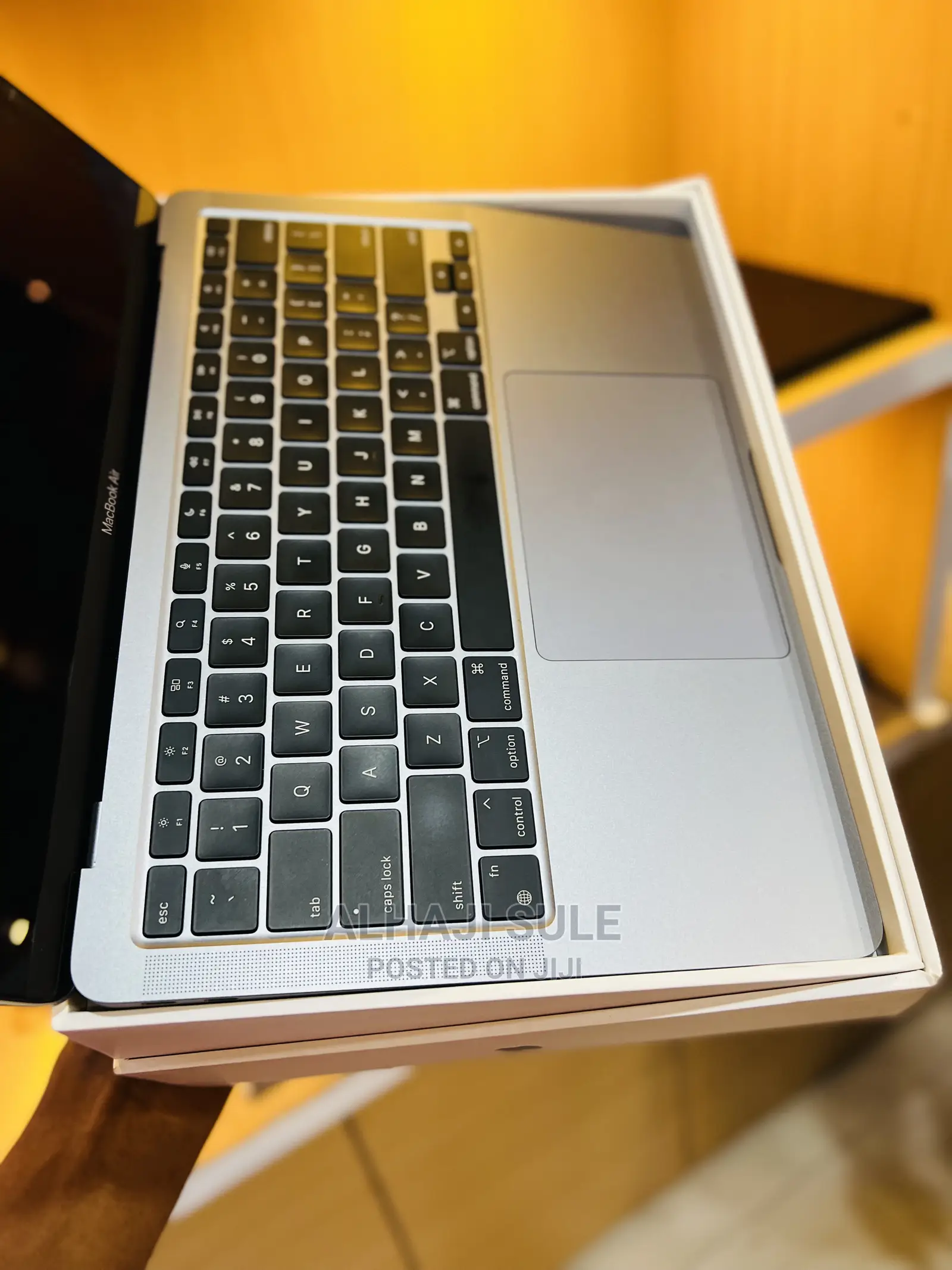 New Laptop Apple MacBook Air 2020 M1 8GB Apple M1 SSD 256GB