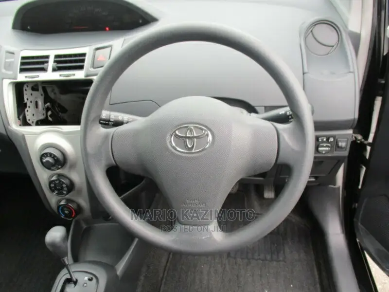 Toyota Vitz 1.3 FWD 5dr 2010 Black
