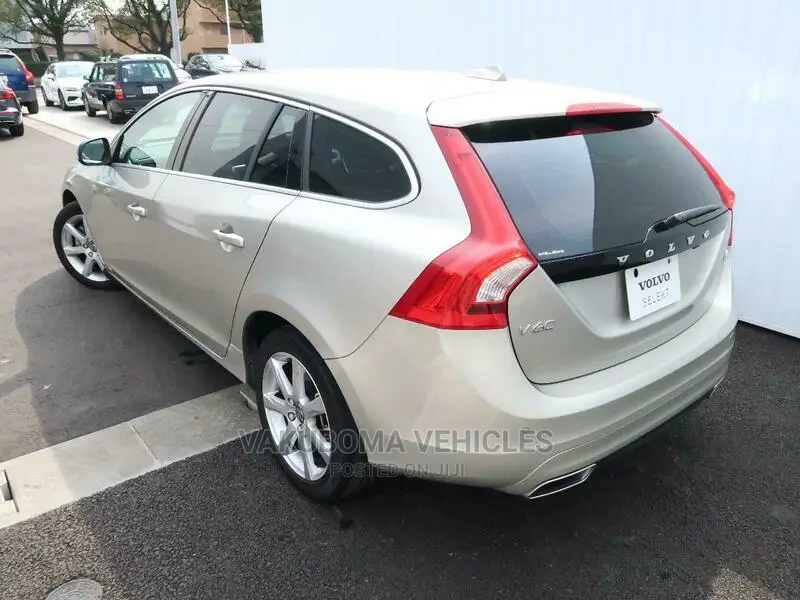 Volvo V60 2018 Gold