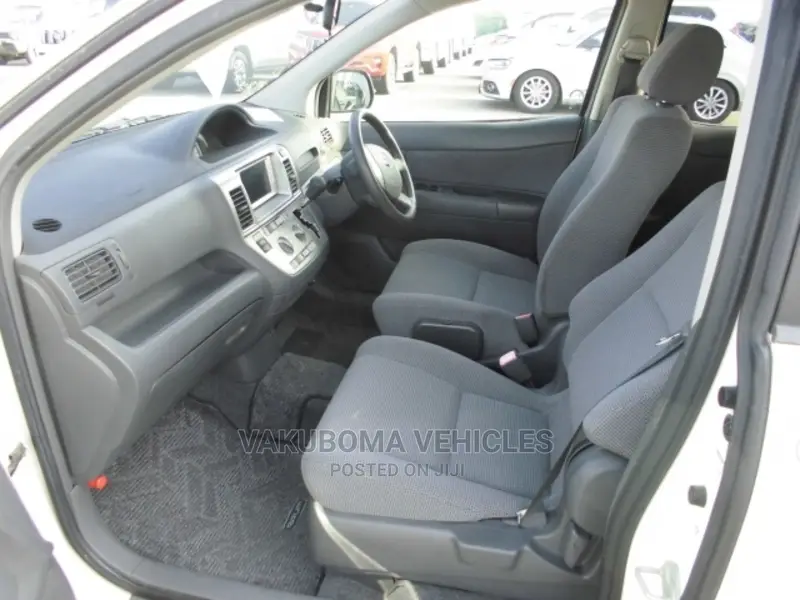 Toyota Raum 2004 White