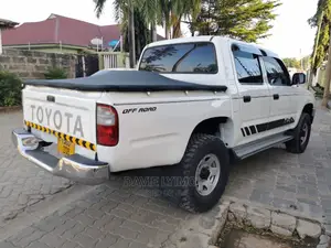 Toyota Hilux 2004 White