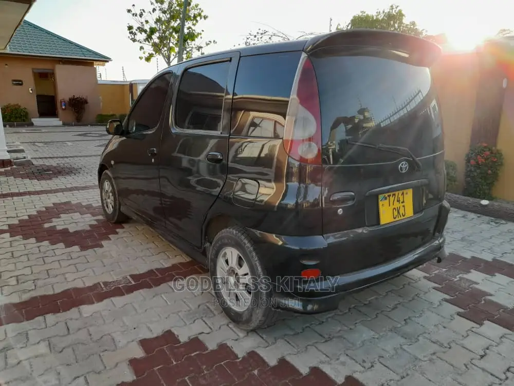 Toyota Fun Cargo 2002 Black