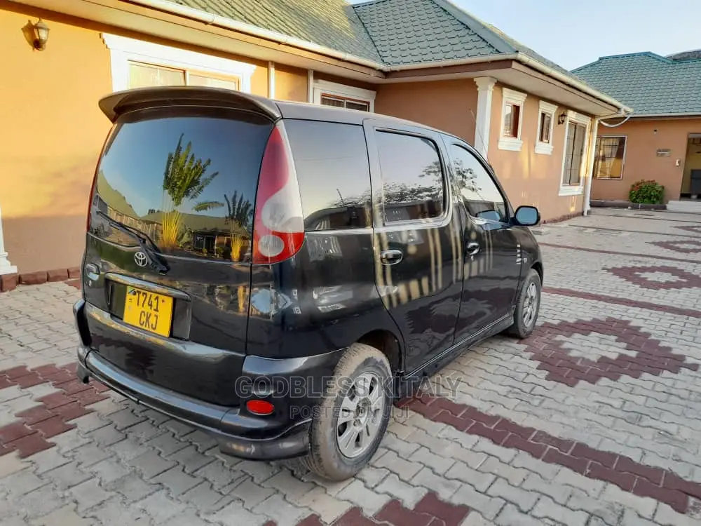 Toyota Fun Cargo 2002 Black