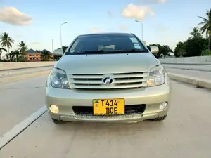 Toyota IST 2005 Gold