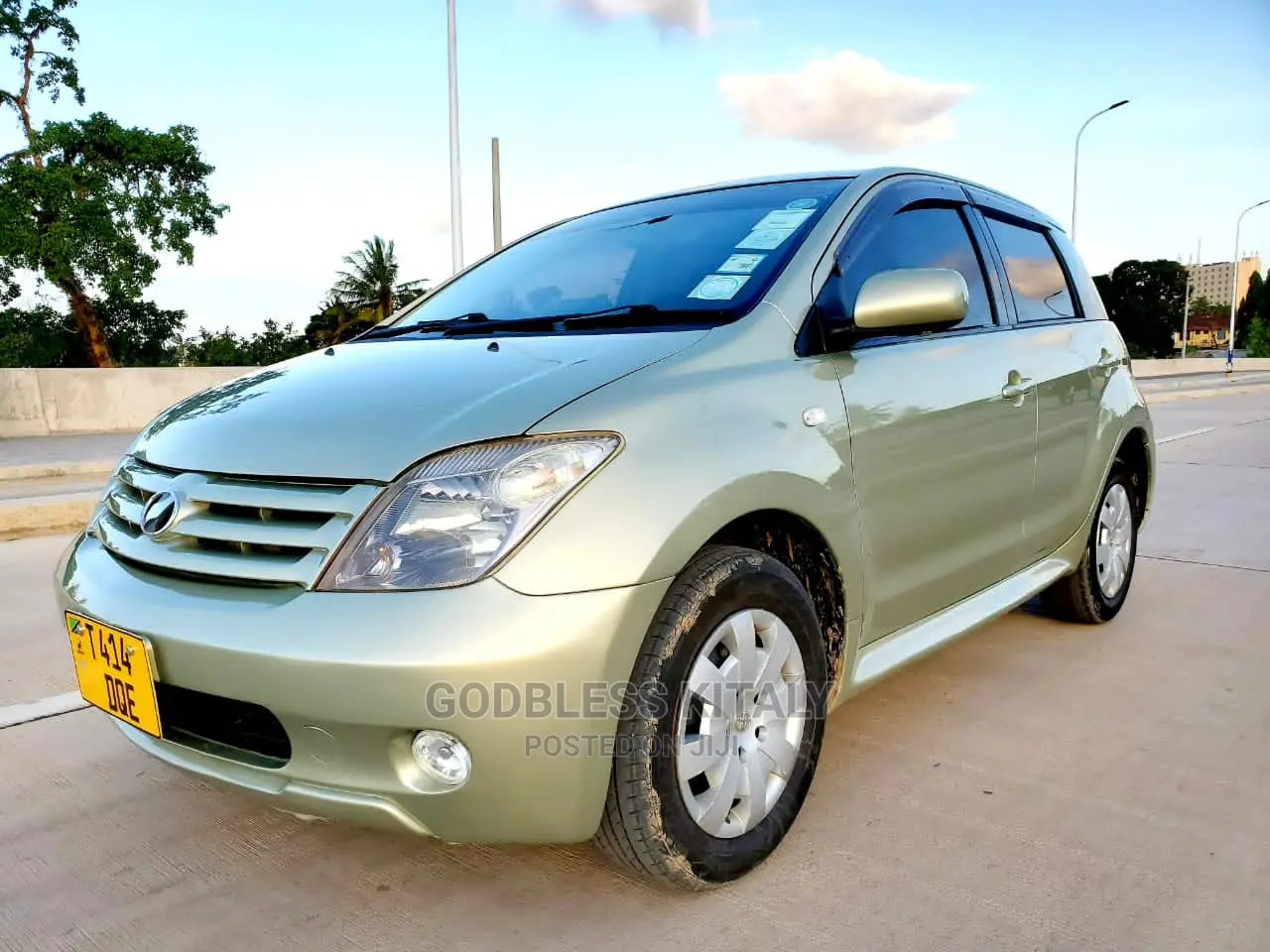 Toyota IST 2005 Gold