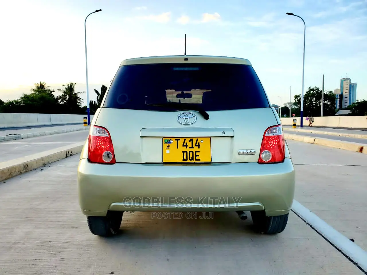 Toyota IST 2005 Gold
