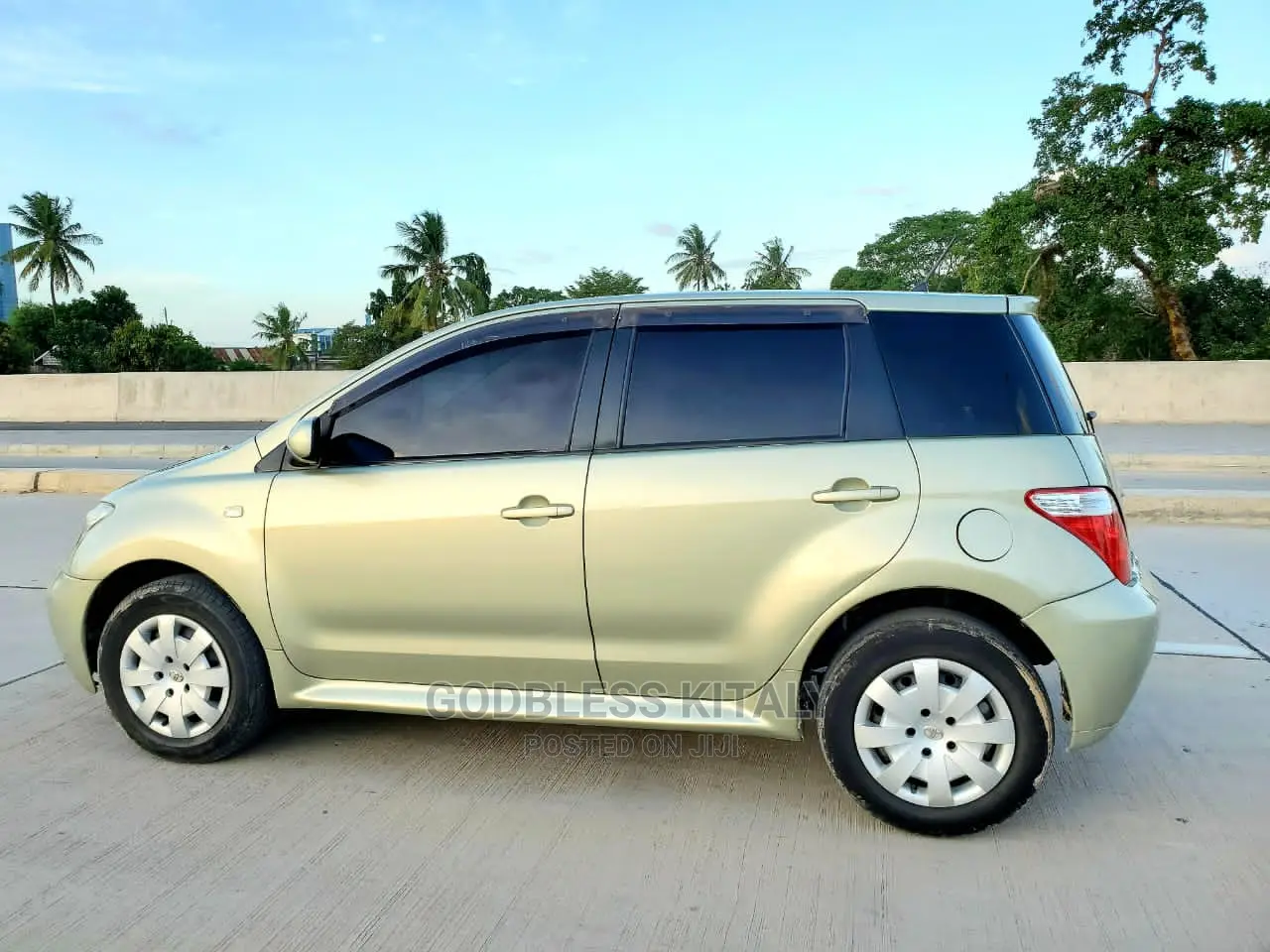 Toyota IST 2005 Gold