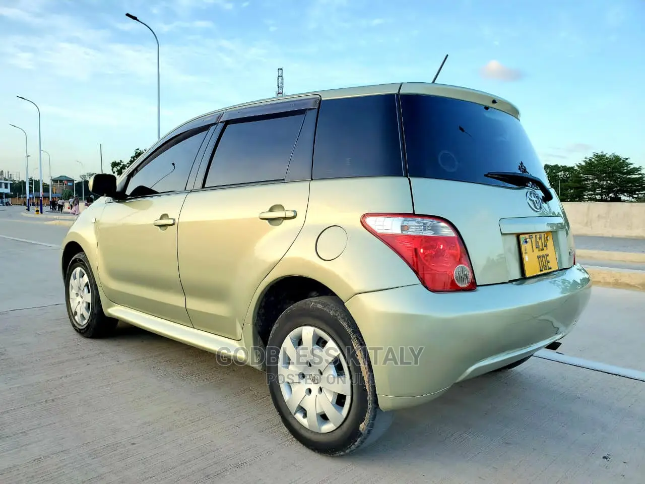 Toyota IST 2005 Gold