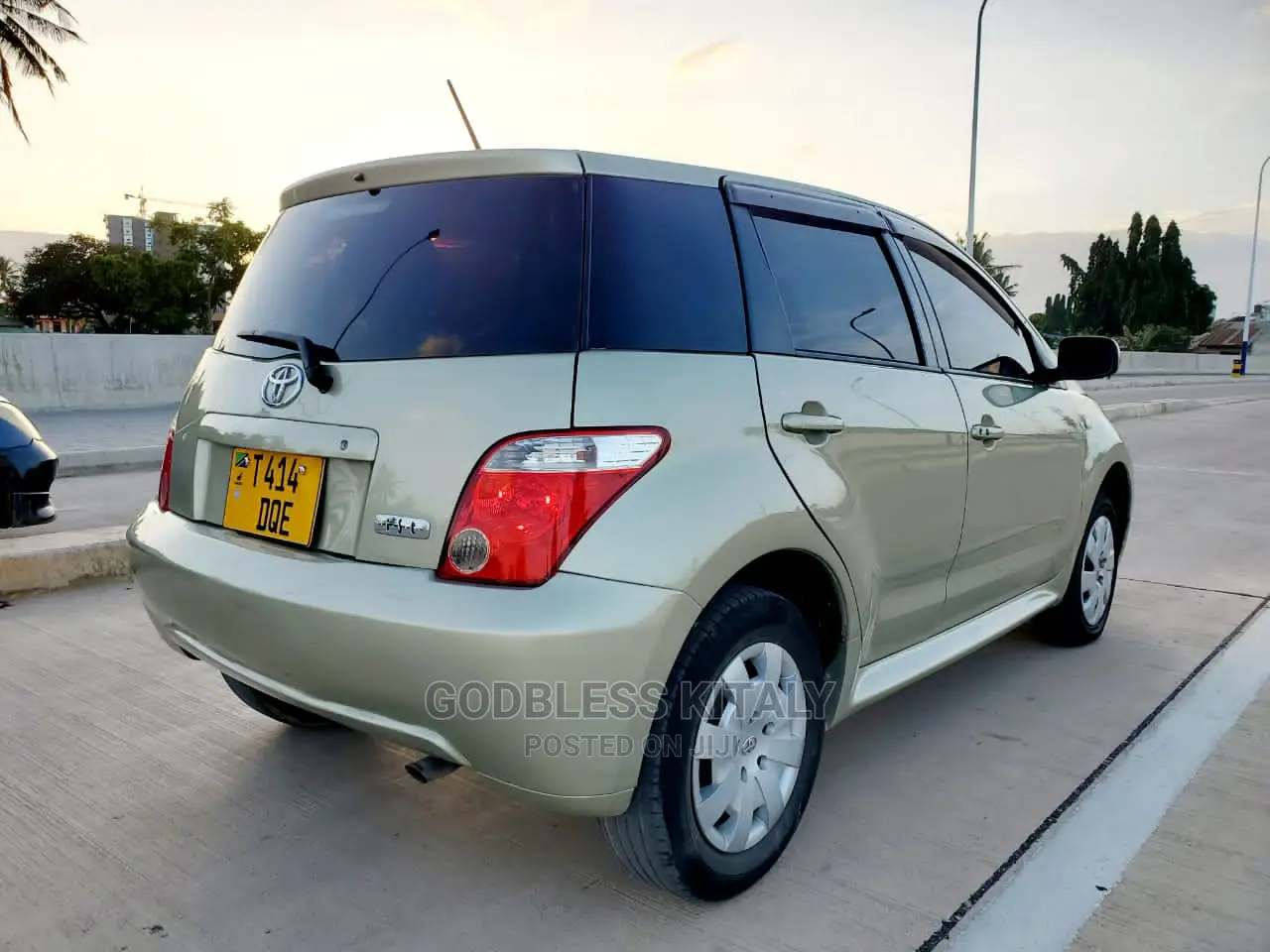 Toyota IST 2005 Gold