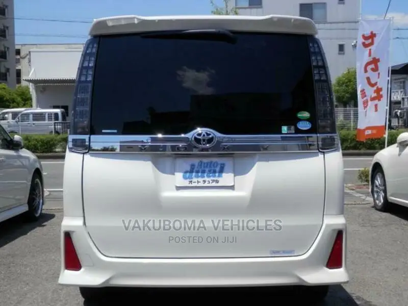 Toyota Voxy 2015 Pearl