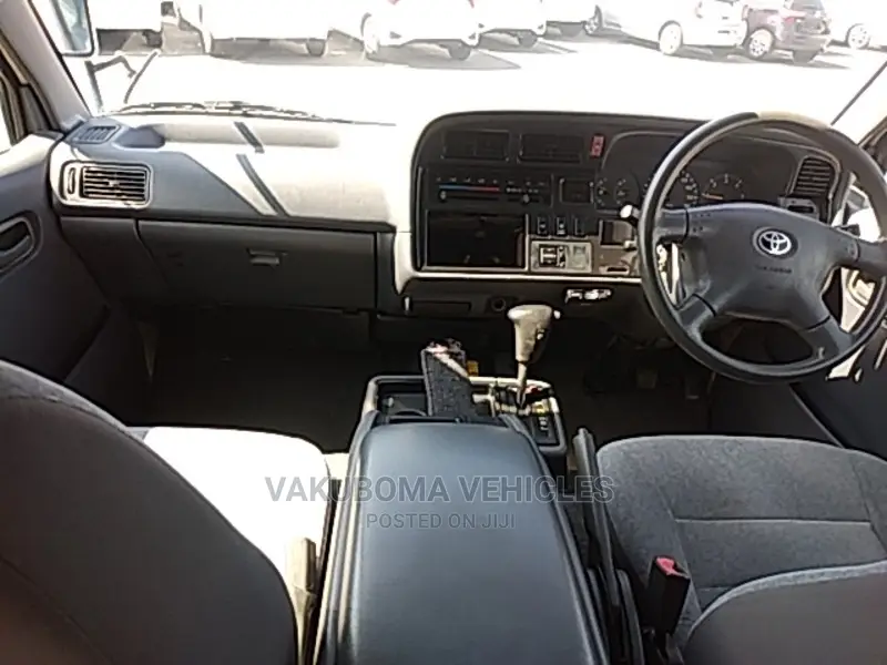 Toyota HiAce 2002 White